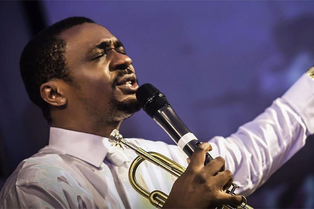 toba_allotropes's tweet image. Between these two is about 50% of the worship songs sung around churches in Nigeria today.
Who is your favourite of all time?

Like for Nathaniel Bassey, Retweet for Dunsin Oyekan