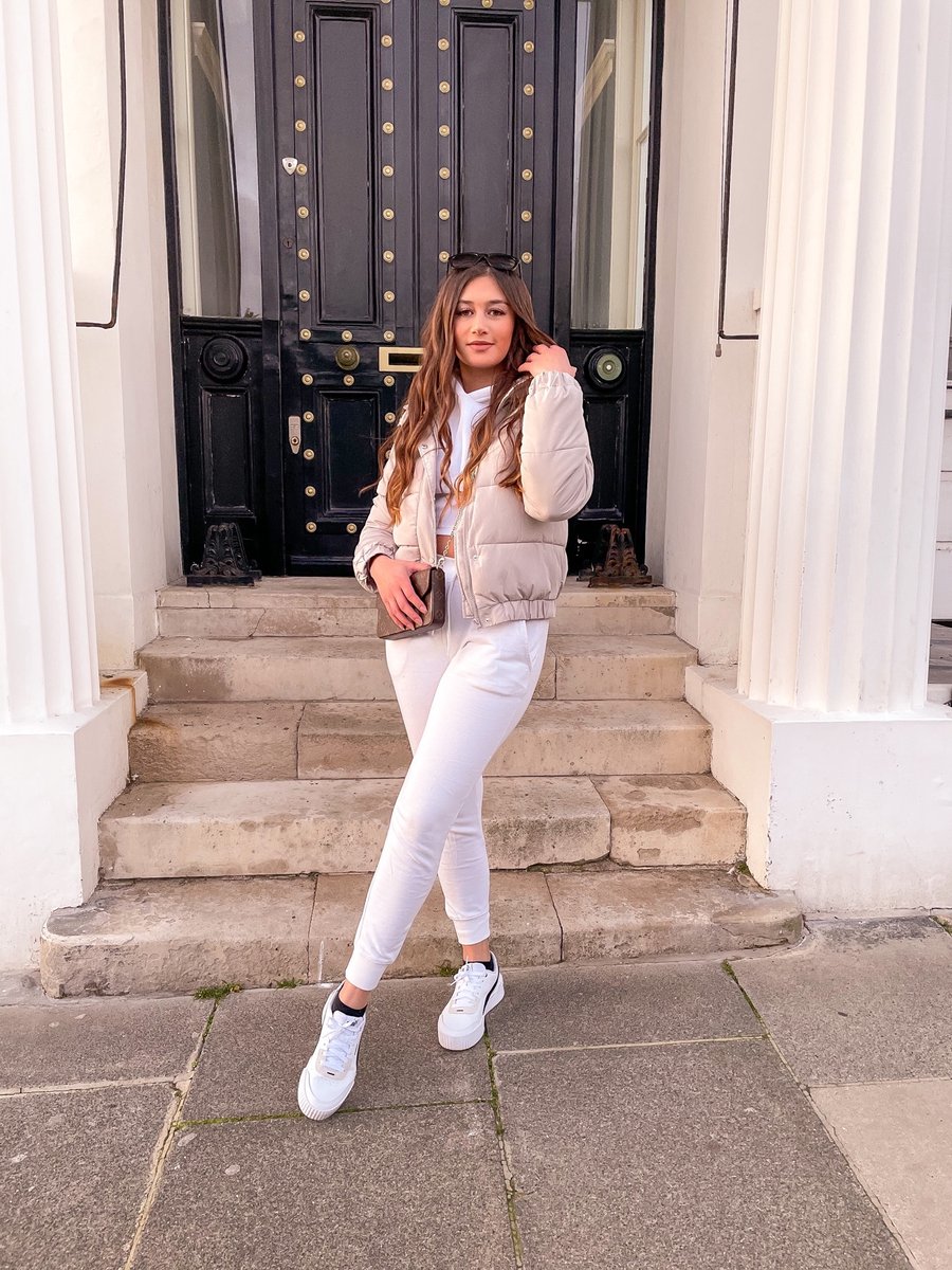 sophie___tang's tweet photo. The return of the puffer jacket 🐡

@missguided

#pufferjacket #babesofmissguided https://t.co/H67G3BwGPM