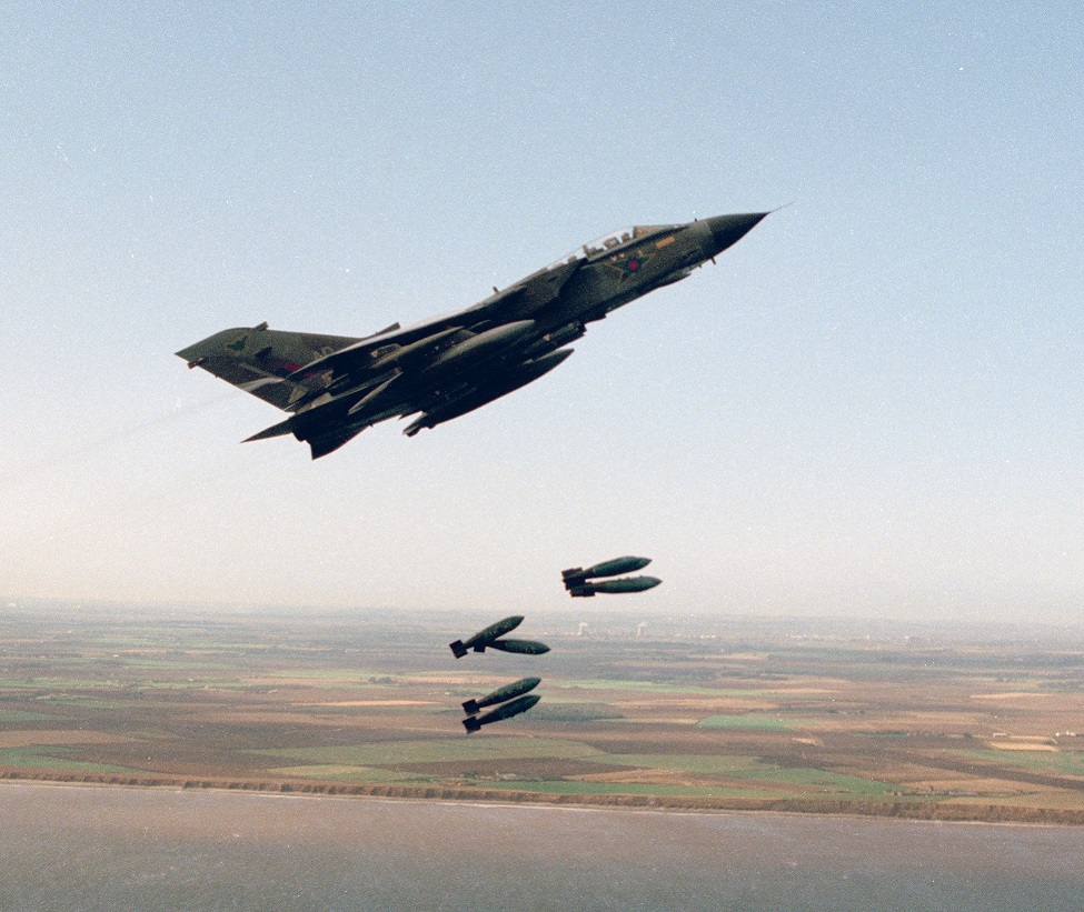 1/ #DesertStorm30 Our daylight attack at Ar Rumaylah is a loft (toss) attackApproach 30ft/600mph 'ish, sharp pull up, bombs release to arc onto tgt, roll & overbank to 135 degrees, pull hard, descend & run away bravely in opposite direction avoiding tgt overflight. Simples?