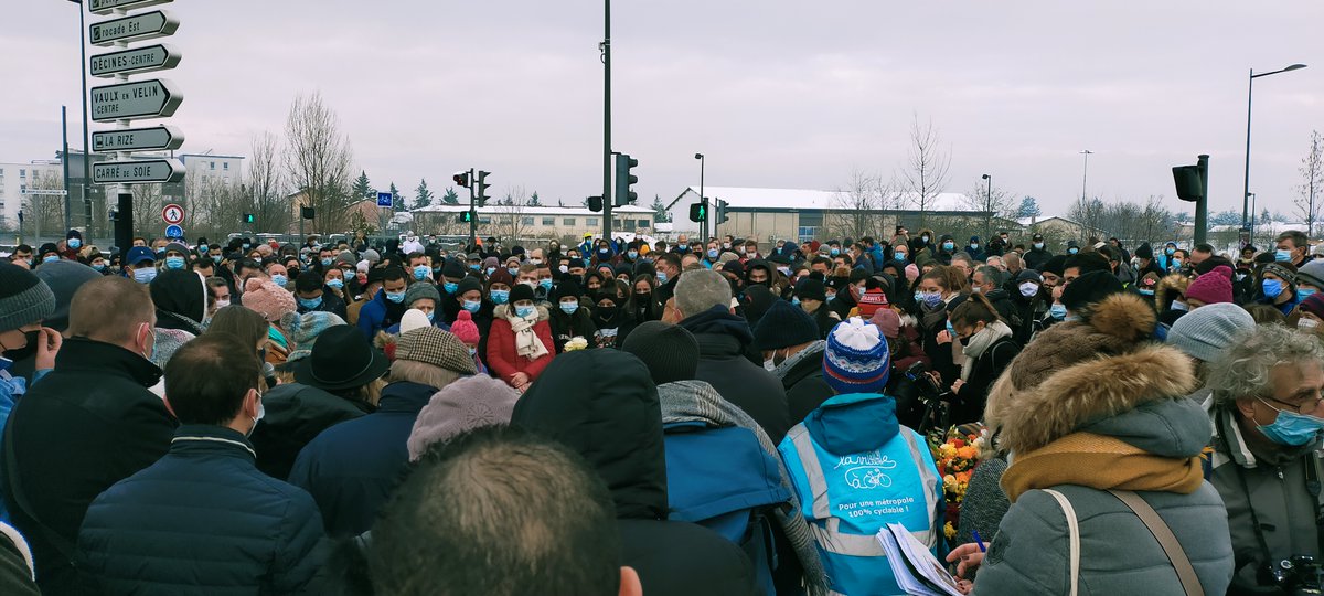 Avec <a href="/Fabien_Bagnon/">Fabien Bagnon 🌿🚨</a>, <a href="/beavessiller/">Béatrice VESSILLER</a> et @RichardBMarion, nous sommes présents ce matin à la marche blanche en hommage à Yannis Benallègue, cycliste décédé à Vaulx-en-Velin sur le Boulevard Urbain Est. Nous avons le devoir d’agir pour sécuriser ce carrefour.