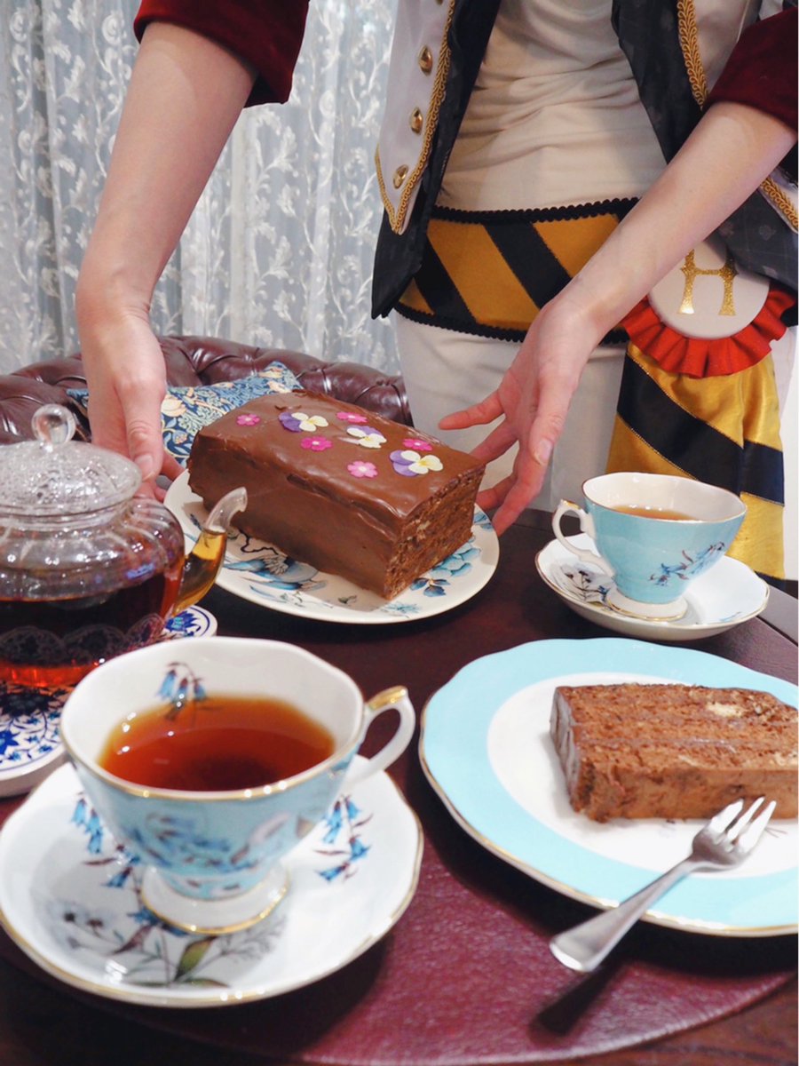 リョウ スミレのリキュールで香りづけしたガナッシュクリームを贅沢にサンドしたチョコレートケーキ 昔からスミレの花は恋の媚薬 チョコレートも恋愛ホルモンのフェニルエチアミンが含まれているので バレンタインに如何でしょう 惚れ薬ケーキ
