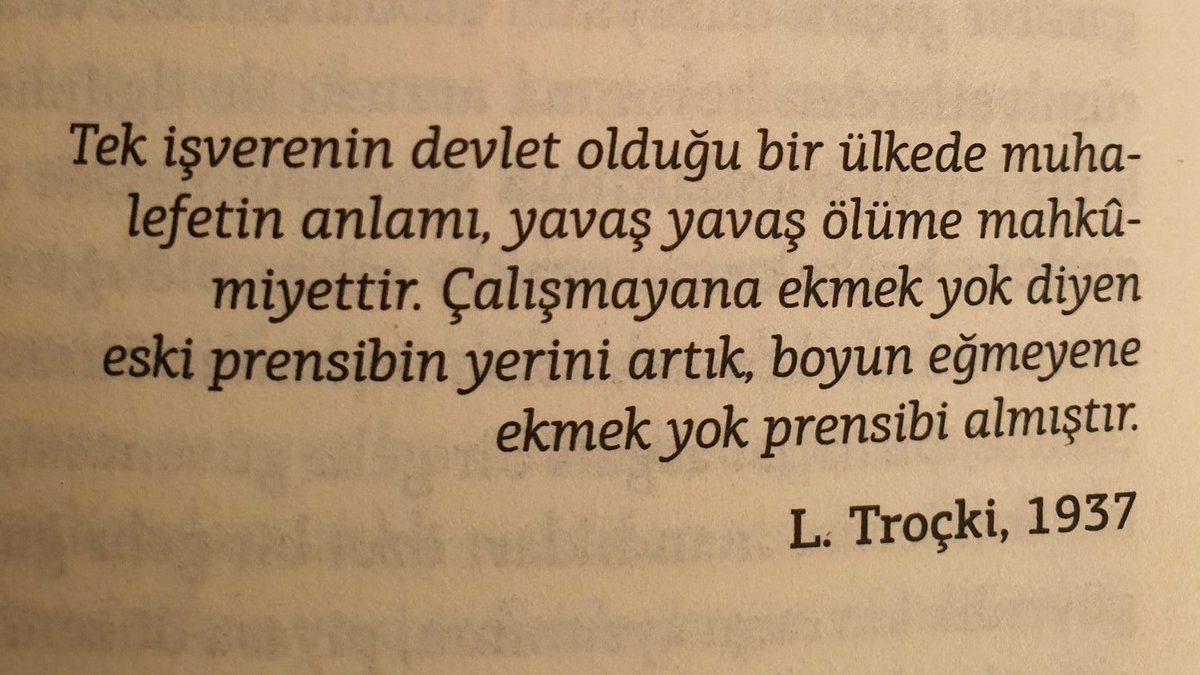 Tek işverenin devlet olduğu bir ülkede muhalefetin anlamı, yavaş yavaş ölüme mahkûmiyettir. Çalışmayana ekmek yok diyen eski prensibin yerini artık, boyun eğmeyene ekmek yok prensibi almıştır. L.Troçki, 1937

Kölelik Yolu
Friedrich von Hayek