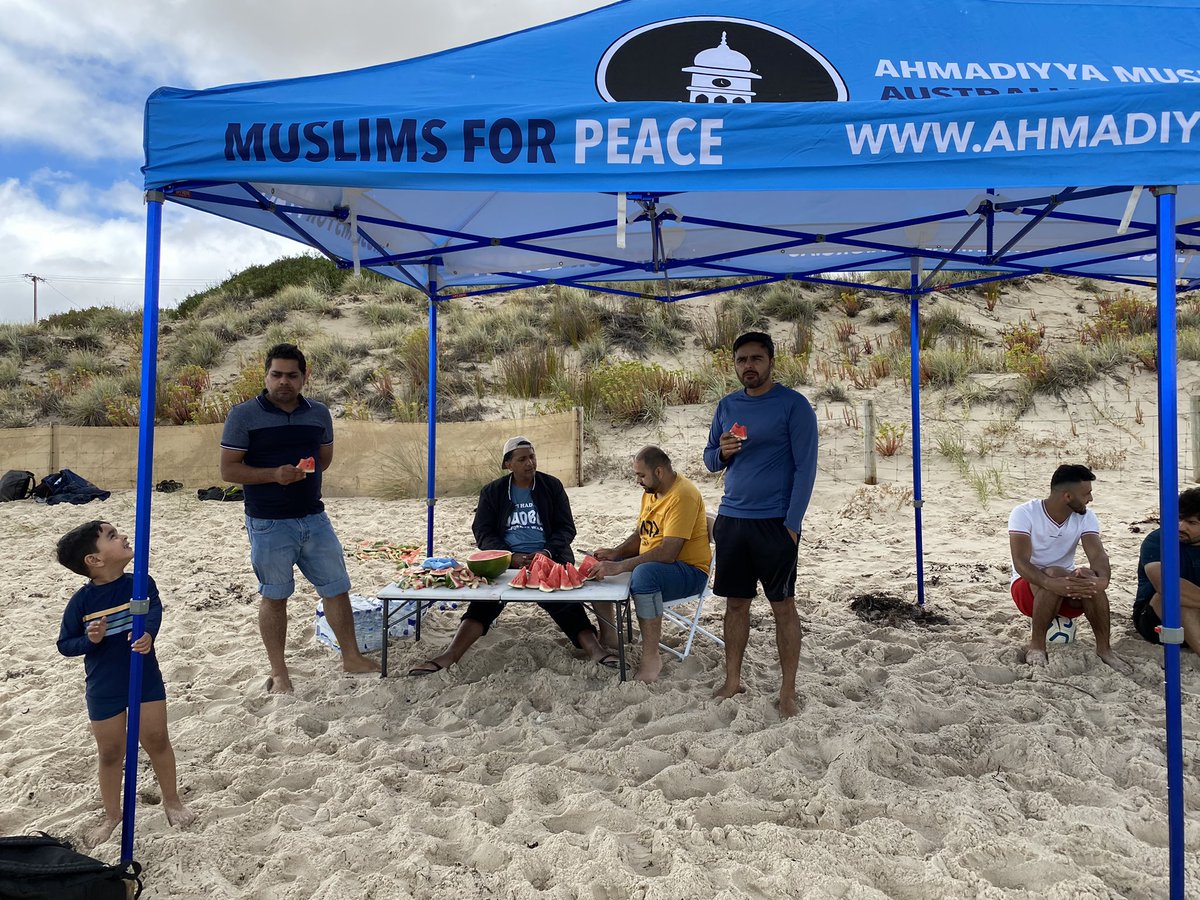 MKA_adlsouth's tweet photo. Alhamdulillah,

#MKAADLSOUTH @MkaWoodcroft @mka_adlwest organised a picnic at Carrickalinga Beach, where khuddam played various sports such as Beach Volleyball and Cricket followed by Lunch and Prayer. 🏖 🏐🏏

#LoveForAllHatredForNone
#brotherhood
#beach
#volleyball
#cricket https://t.co/aUwcKLhrOL