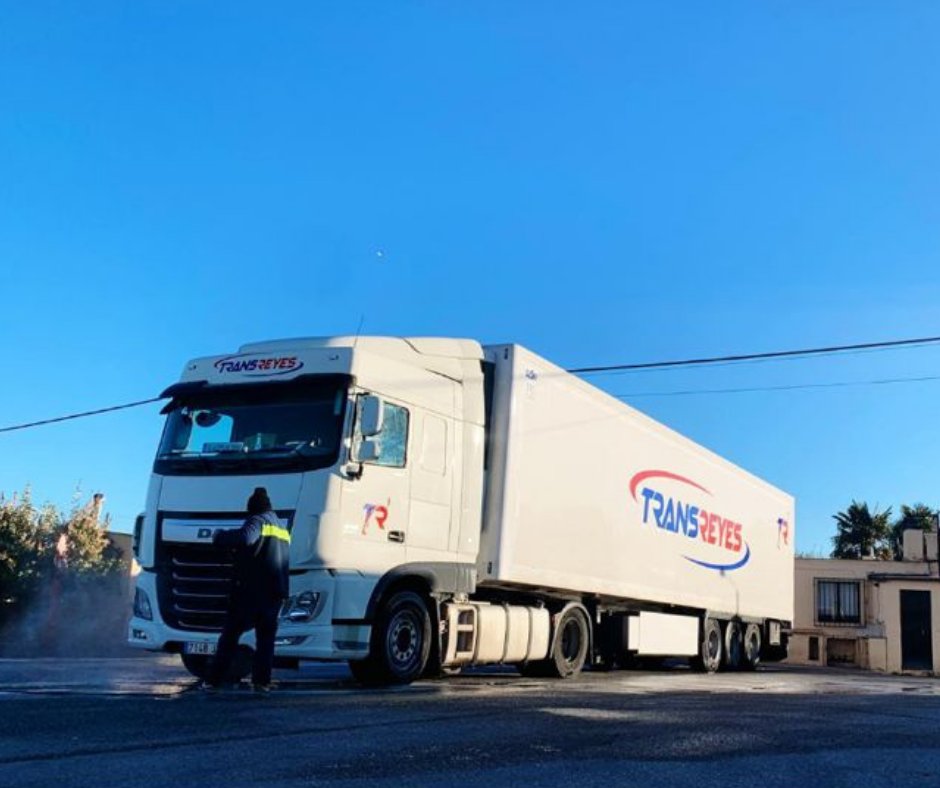 TransreyesLogis's tweet photo. Después de la batalla ⚔️ , así lucen de estupendos nuestros camiones después de pasar por su lavado semanal ✨✨, impecable verdad? Que pase el siguiente!  Ahora a descansar para afrontar el próximo asalto. #FelizDomingo #transreyes #logistica #transporteterrestre https://t.co/v2dPah53F9