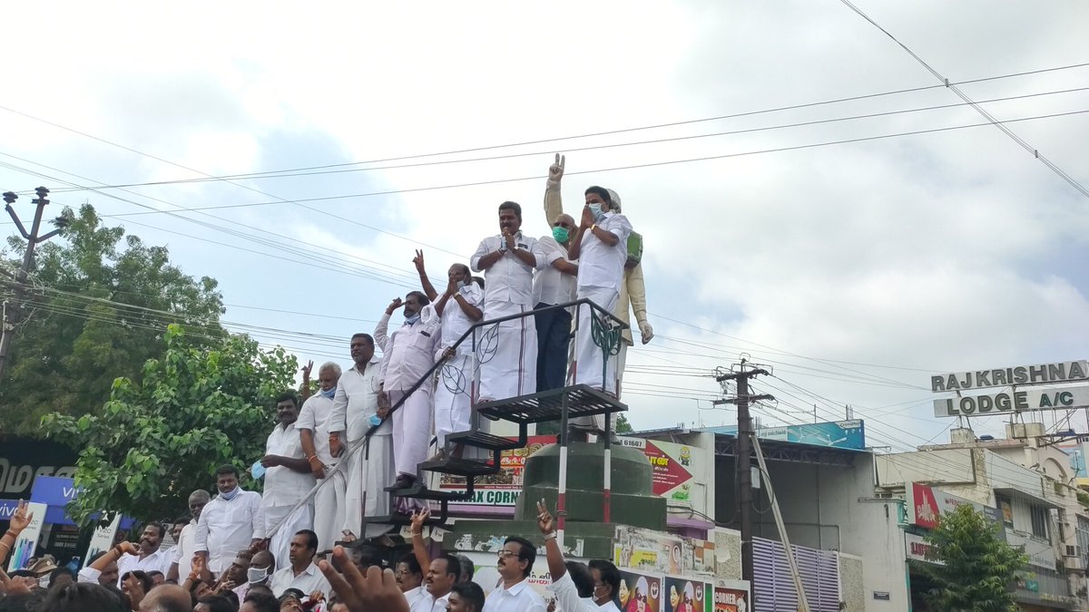 salem_admk's tweet photo. இன்று (17-1-20201) மக்கள் திலகம் புரட்சித்தலைவர் பொன்மனச்செம்மல் பாரதரத்னா டாக்டர் எம்.ஜி.ஆர்
அவர்களின் #104வது_பிறந்தநாளை முன்னிட்டு ஆத்தூர் நகரத்தில் அமைந்துள்ள  புரட்சித்தலைவர், டாக்டர் எம்.ஜி.ஆர் அவர்களின் திருவுருவ சிலைக்கு  மாலை அணிவித்து
மரியாதை செலுத்தியபோது https://t.co/UckmdWwORs