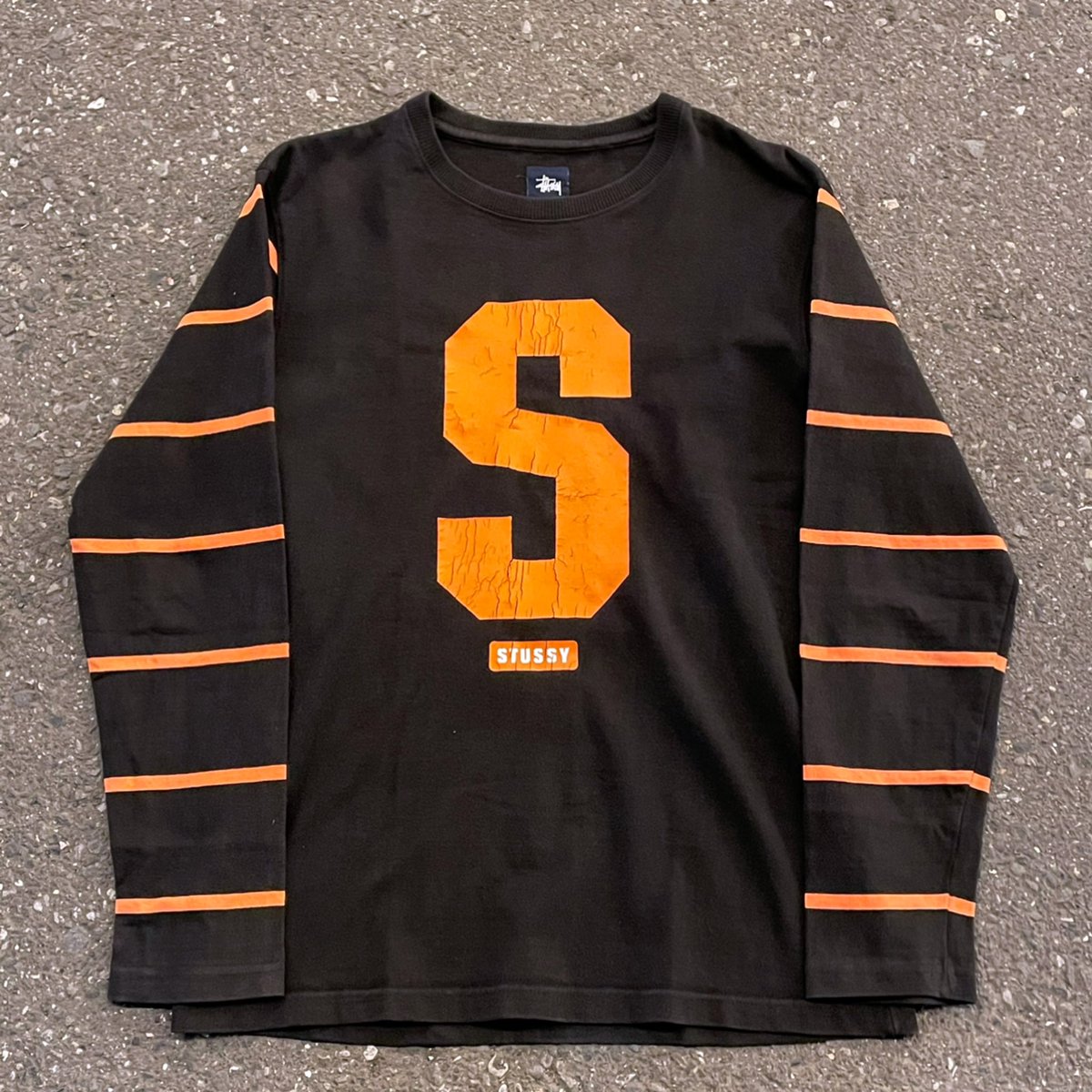 shopmirage02's tweet photo. 00s stussyの厚手ロンT

オレンジ×ブラックの好配色

気持ち厚手なので透けないのも嬉しいとこ

個人的に古着のプリントは割れてこそな気持ちでいるので、こちらはSHINKIRO的にど真ん中なコンディションです◎ https://t.co/Owz708CgoJ
