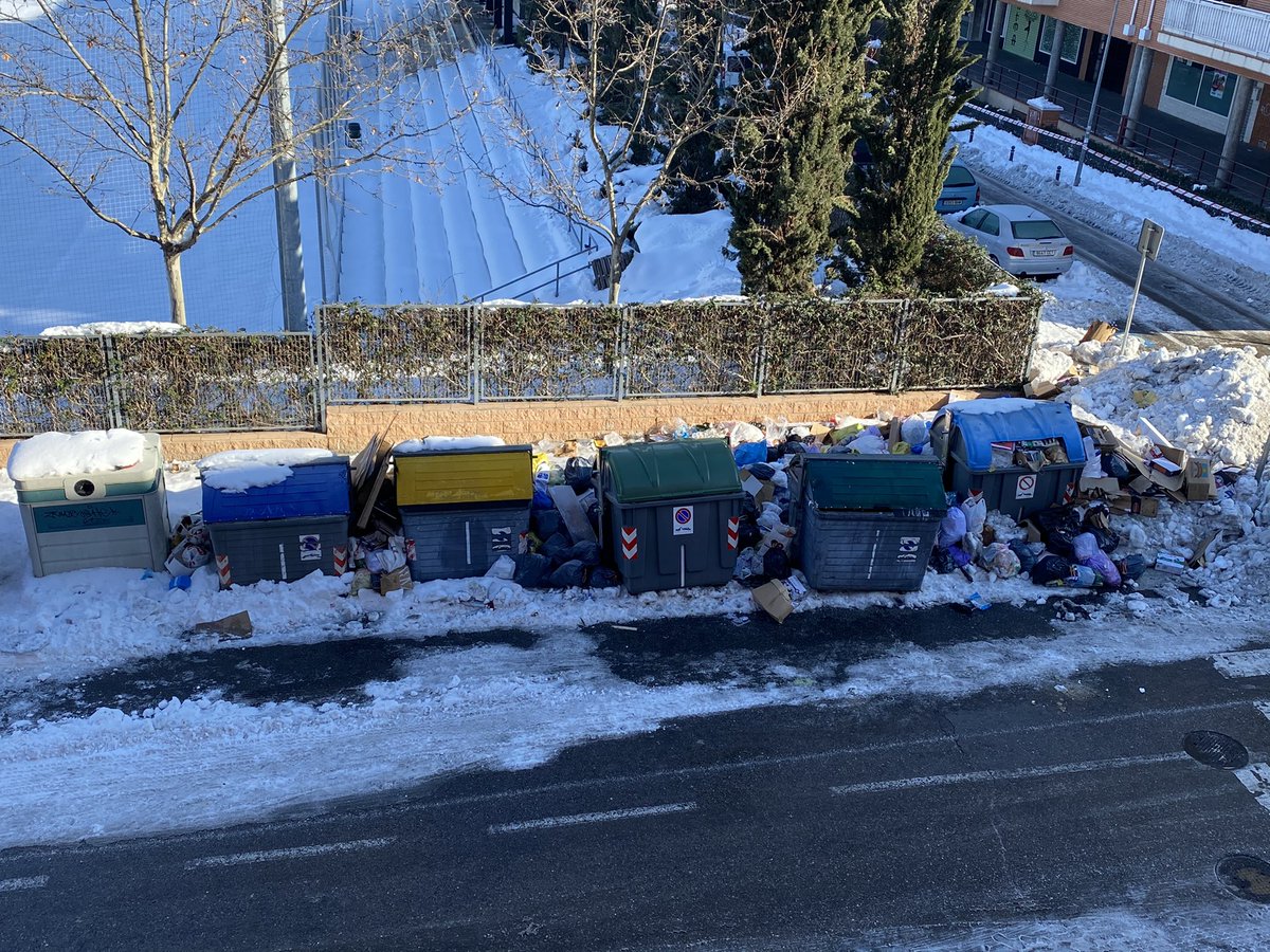 andocsi80's tweet photo. @Ayto_Valdemoro buenos dias, en algun momento se recogera la basura de la calle febo o dejamos que se lo coman las ratas ? Asi esta ahora mismo... https://t.co/jsZlgX8mfk