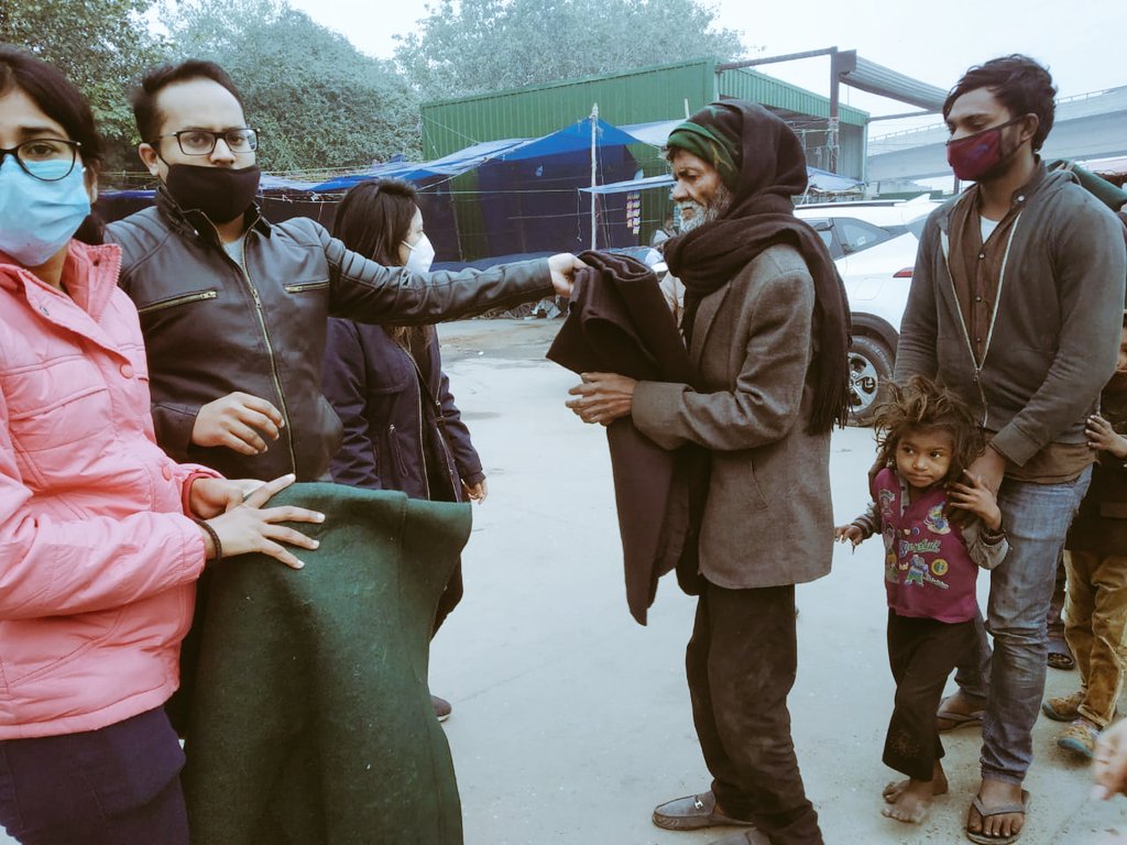 hands_thathelp's tweet image. Donate your old clothes
Be a part of this drive
Help the poor in Delhi
#handsthathelp #peopleofDelhi #solidarity #phileas 
Donation of blankets at Sarai Kalai Khan, Delhi