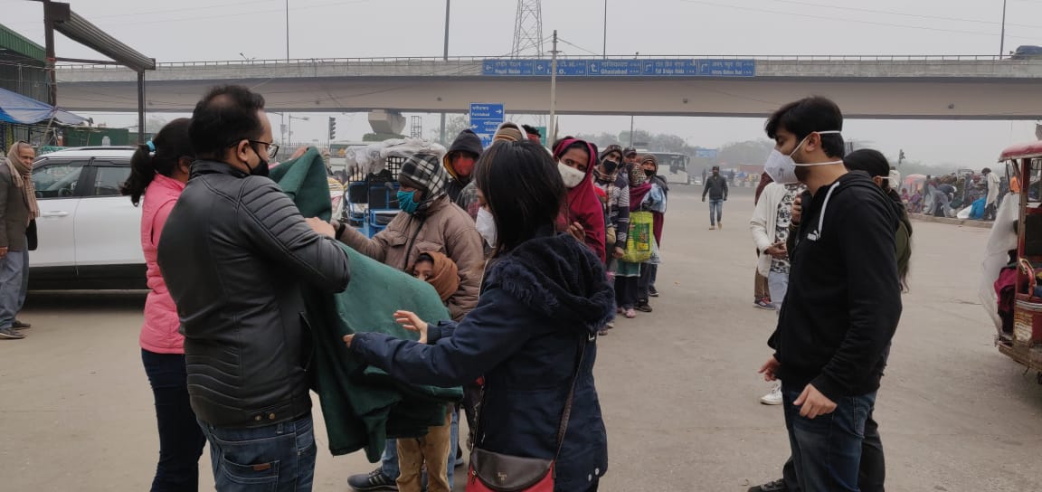 hands_thathelp's tweet image. Donate your old clothes
Be a part of this drive
Help the poor in Delhi
#handsthathelp #peopleofDelhi #solidarity #phileas 
Donation of blankets at Sarai Kalai Khan, Delhi