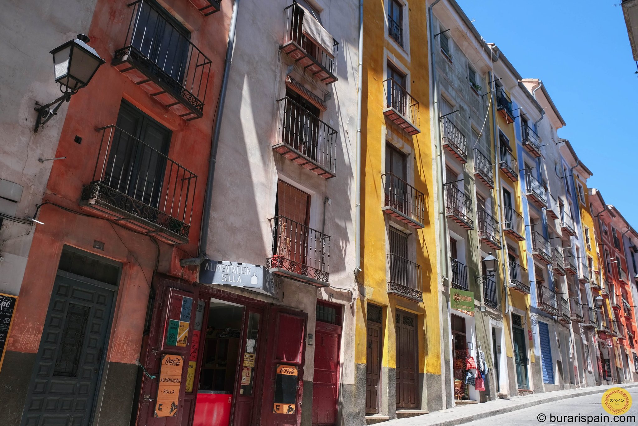 ぶらりスペイン 宙吊りの家で有名なクエンカ 小さな街ですが 歩いているだけで楽しくなる旧市街のカラフルな街並みも見逃せません バレンシアから車 で約2時間 スペイン クエンカ カラフルな街並み Cuenca T Co R9hg2xu7vd Twitter