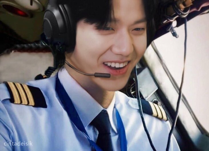 cintadeisik's tweet photo. pilotnya cengengesan https://t.co/pSBrJ4bXqG