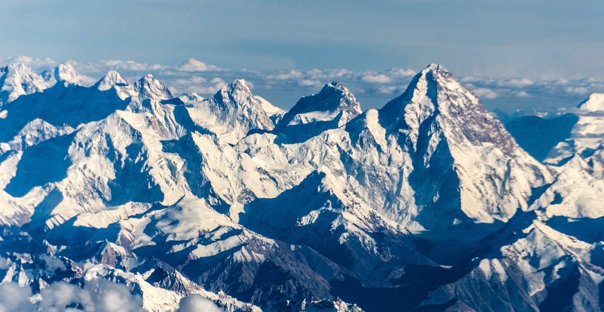 At 8612 metres, the summit of K2 wasn’t that far below the  @qatarairways flight, albeit around 150km away. Here’s another picture showing K2 at right & the Gasherbrum massif in the Karakoram, the greatest concentration of 8000 metre peaks in the world. 2/