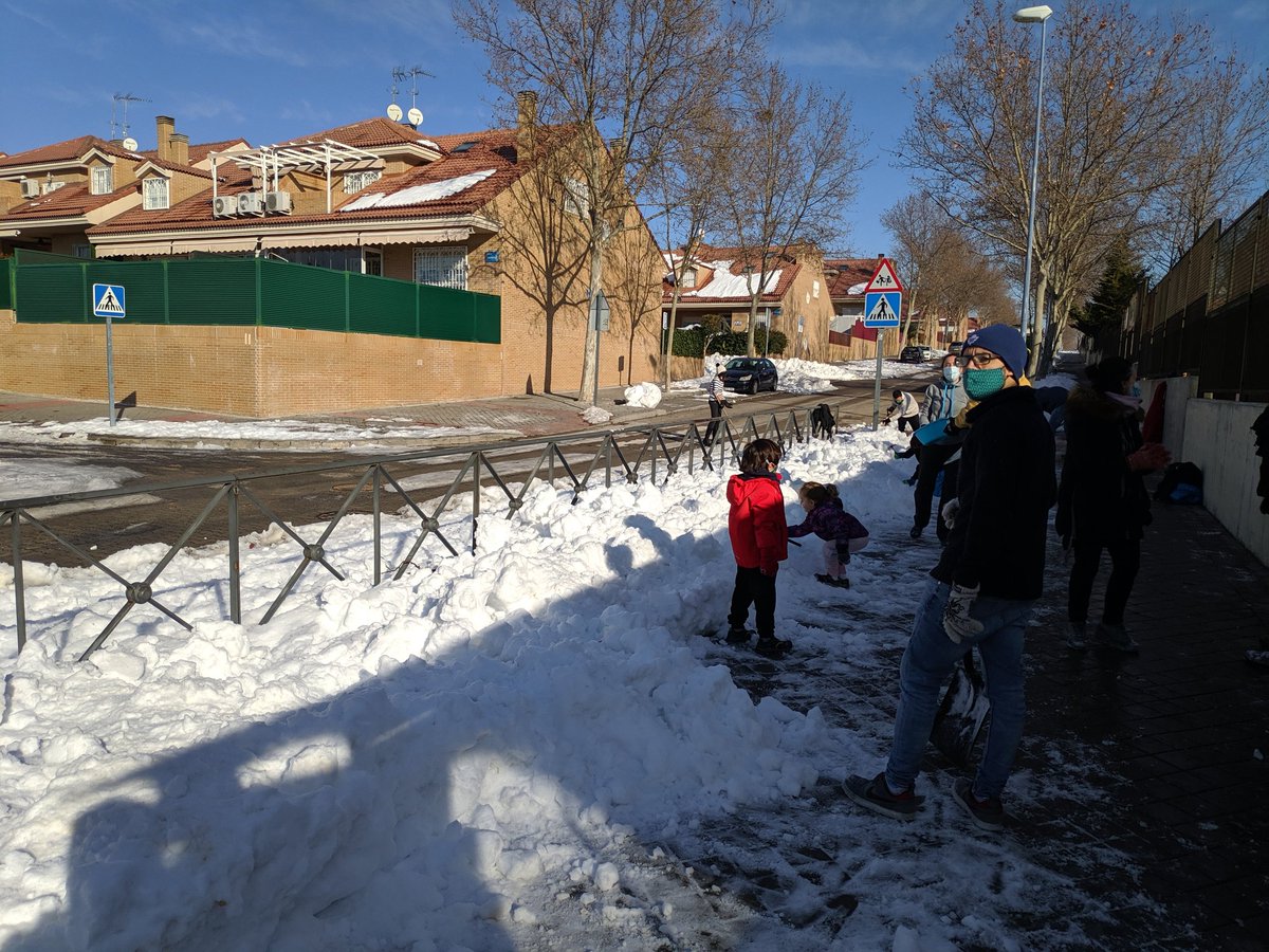 JesusMaroto78's tweet photo. Mañana de Domingo limpiando accesos de nieve. Aquí padres, madres y niñ@s del Vázquez Montalbán de #Arroyoculebro. Si encima tuvieramos màs herramientas y sal, seria la leche..@AytoLeganes @AVArroyoCulebro se agradece RT https://t.co/EnOIAUQEP6