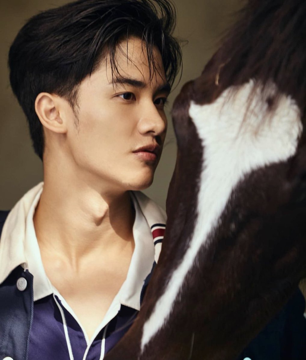 taysasterlover's tweet photo. Damn that neck! Suddenly I wanna be a vampire! 🧛‍♀️ #Tawan_V https://t.co/NkLvNl46Em
