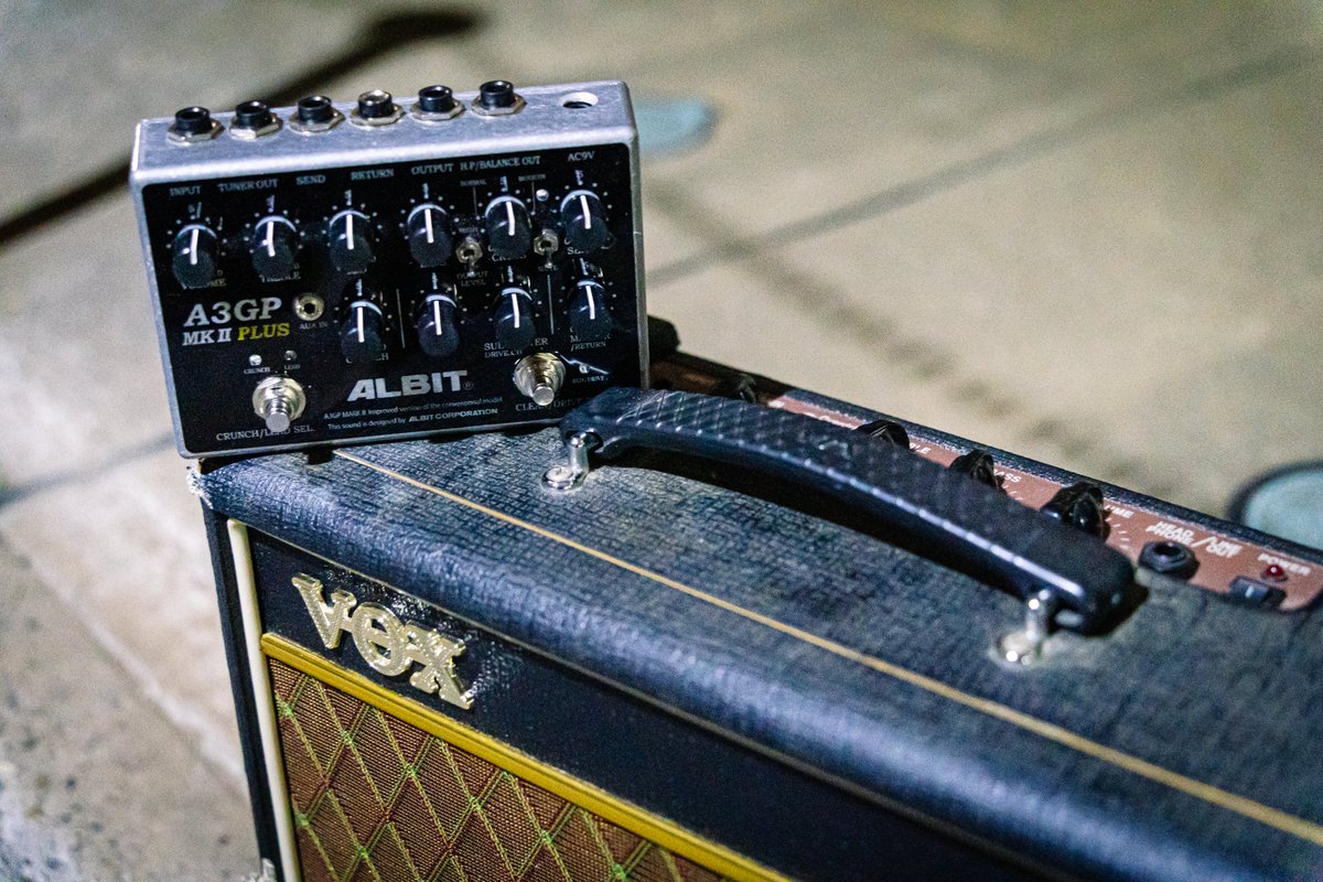 junya_koketsu's tweet photo. ALBIT A3GP MARK II PLUS + VOX Pathfinder 10
アルビットの真空管プリアンプと、VOXの小型コンボアンプ
名機 + 名機
真空管サウンドのVOX Pathfinder 10
おすすめの組み合わせです!
ちなみに、ALBIT A45M pro + VOX Pathfinder 10との組み合わせも最高でした!
#ALBIT #A3GP
#VOX #Pathfinder10 https://t.co/Ko1dfGsbT8