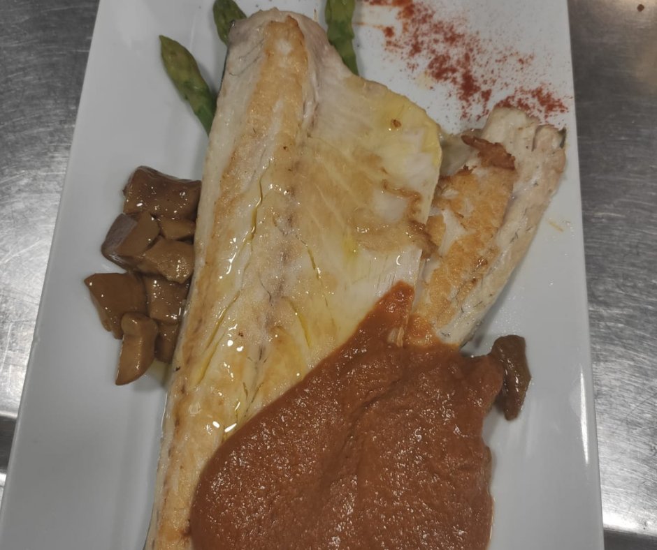 gruparenal's tweet photo. En #Arenalrestaurant disfrutarás de una gran selección de productos frescos. Y entre ellos, nuestro pescado, el cual nos sirven desde la cofradía de la Barceloneta.

#pescadofresco #barcelona #barceloneta #bcnfoodie #bcngourmet #barcelonarestaurants #foodporn #dorada #patatas https://t.co/RIev2m3IpF