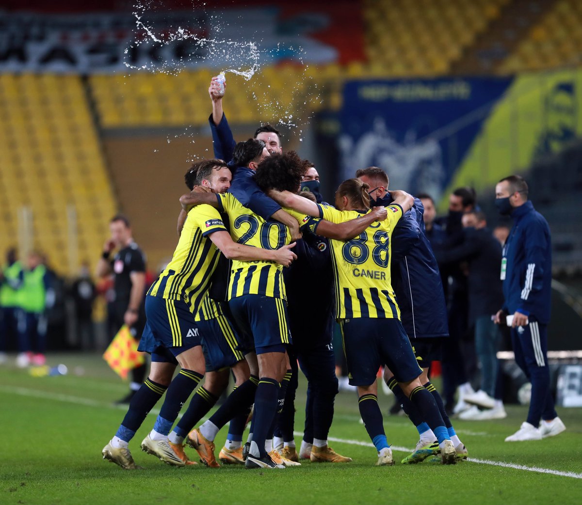 Fenerbahce's tweet photo. Tek hedef, tek amaç! Maç maç ilerleyeceğiz 💪 #BizFenerbahçeyiz https://t.co/kEa7067hr9
