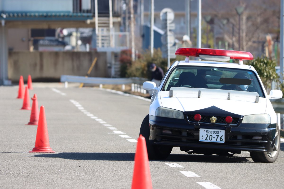 かつき24時 バックスラロームに急制動 元高速隊所属機なのでパトサインも付いている Mt車なのでインプレッサ覆面に乗車するの事を見越した運用なのだろうが こやつもインプレッサもひっそりと咲くお花畑がすぐ近くまで来ている事は間違いない