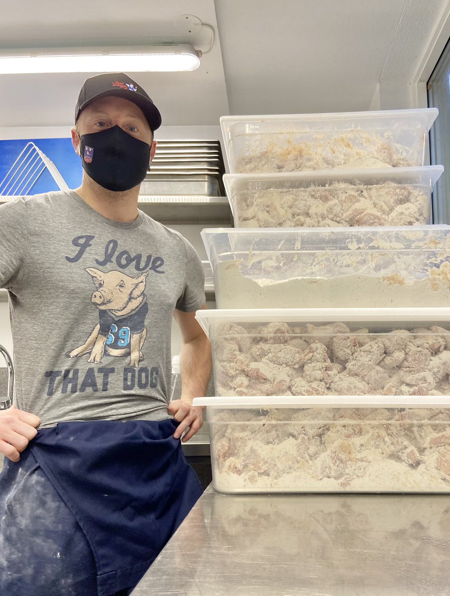 shousey12's tweet photo. When we started, breading 500 wings and 10 liters of sauce for charity events seemed to take forever and left us exhausted..
now @lydur and I prep up to 3000 wings a day and 40 liters of those sweet @vaengjavagninn sauces like itβs clockwork!
Ainβt no thing but a chicken wing! https://t.co/ROmBqJBckT