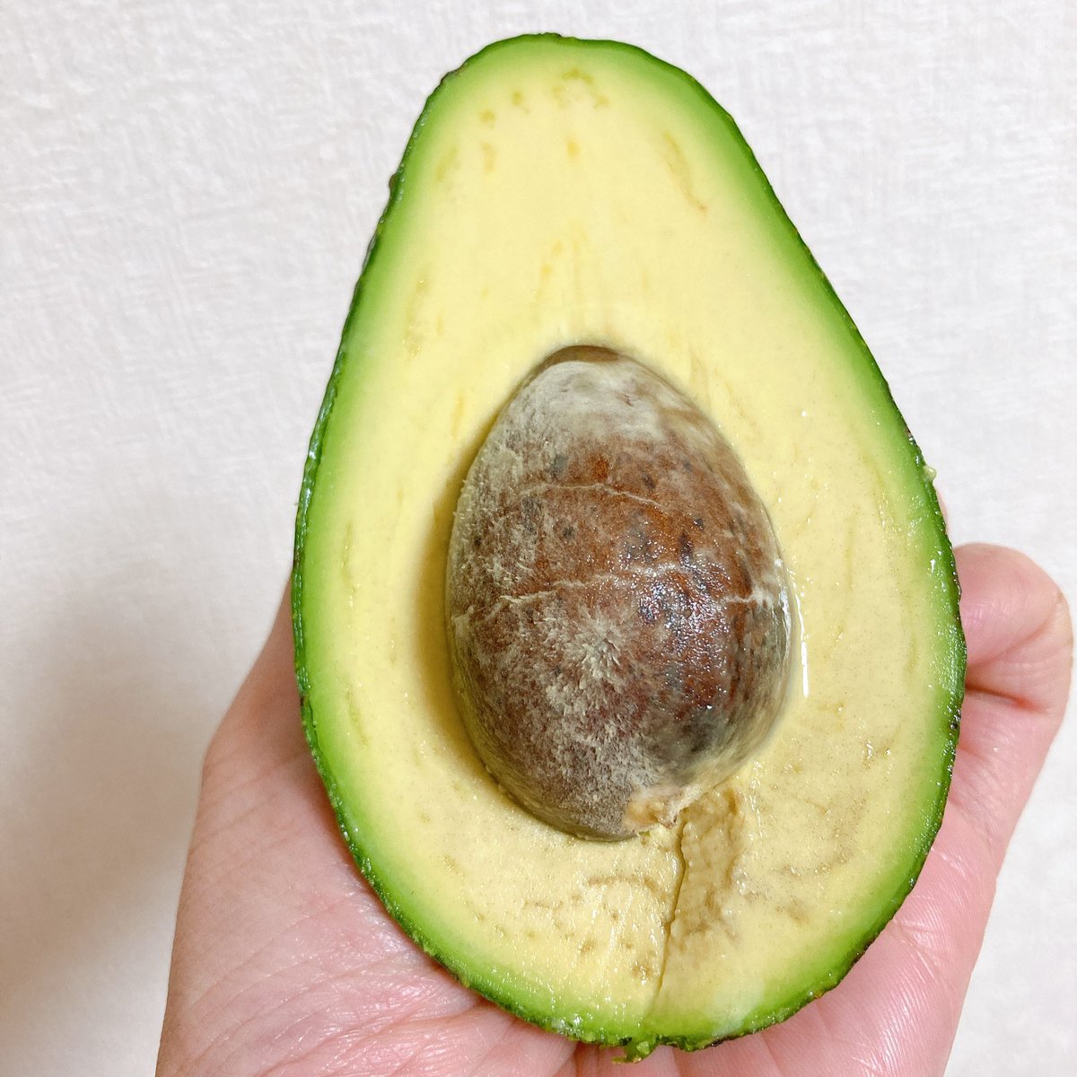 宇和島 三島神社 道の駅で見つけた吉田町玉津のアボカド 緑のままでしたが 食べ頃でした 割るときれいで美味しいです 神様へのお供えは地元で採れたものが原則 とすると 近々アボカドもお供えに