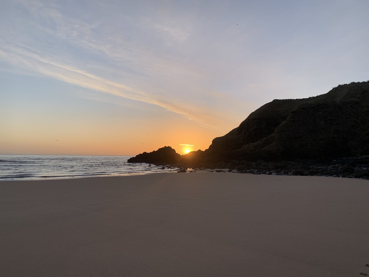 MissCSmithTeach's tweet photo. So lucky to have this so close to us. Lovely long dog walk this morning watching the sunrise 😍 🌅 . #hackleybay #sunrise #selfcareSundays https://t.co/XfGj8ue4W6