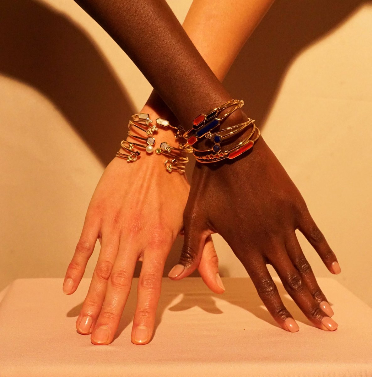 Gemondo's tweet image. Jewellery tiers that bring good vibes ✅
 Create an awesome wrist stack with striking bangles from our Geometric, Honeycomb and Flat Slice collections ⬡🍯 ✨

ow.ly/tScj50DaBV8

#Bangles #Layered #WristStack #Tiers #JewelleryGram #JewelleryInspo