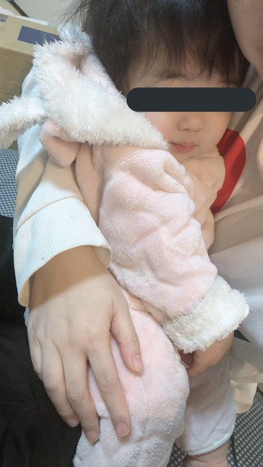 娘がかわいすぎてたまらん&hellip;  「ママママ〜」って言いながらはいはいしてきてさ インターホンでるのにちょっと離れるだけでギャン泣きしてさ 目があったらにこっとしてさ  こんなん抱っこしちゃうよ  そんな娘は今家中のものをひっくり返している