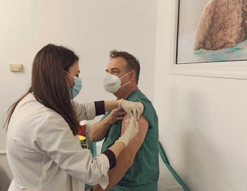 vonderleyen's tweet photo. Vaccination has started... all the way to the Greek islands! 🇬🇷 
 
In Syros, Rhodes or Chios, health workers are getting the vaccine to protect themselves and others.
 
Vaccination will help us keep safe from COVID-19. https://t.co/cp1DeTlutW