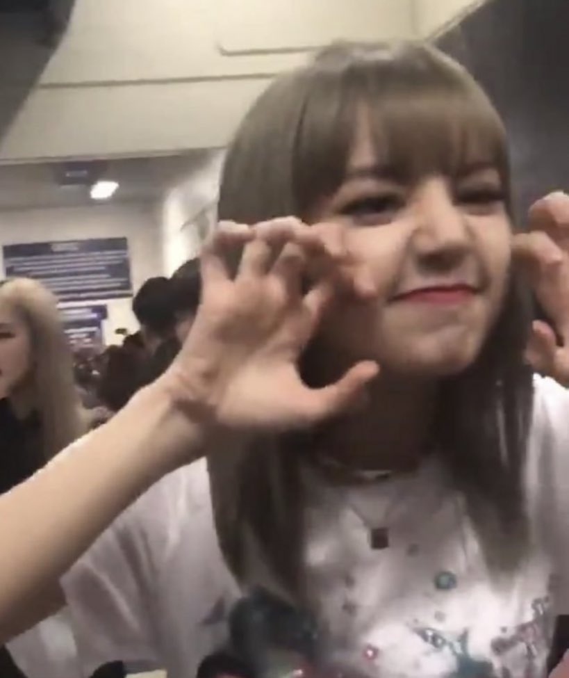 tinylisapics's tweet photo. this spot the difference game is so hard
#LISA #리사 @BLACKPINK https://t.co/ixFNZLre4W