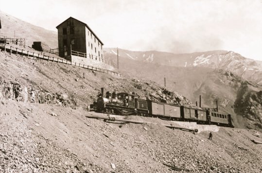 #Rancagua  1937 tren de pasajeros en el campamento minero Sewell, <a href="/ampliadodeltren/">Ampliado del Tren, Metro & Tranvía</a> #TrenesParaChile #Codelco #años30
