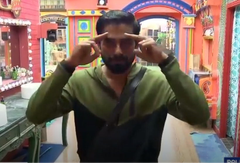 Kayfly2017's tweet photo. More than Aari himself, I find this weird salute/hats off or whatever action that he is doing super annoying!
Does he think it's cute? ewww
He friggin does this as often as he breathes! 🤮
#BiggBossTamil4
#BiggBossTamil https://t.co/4ZASFRfHBd