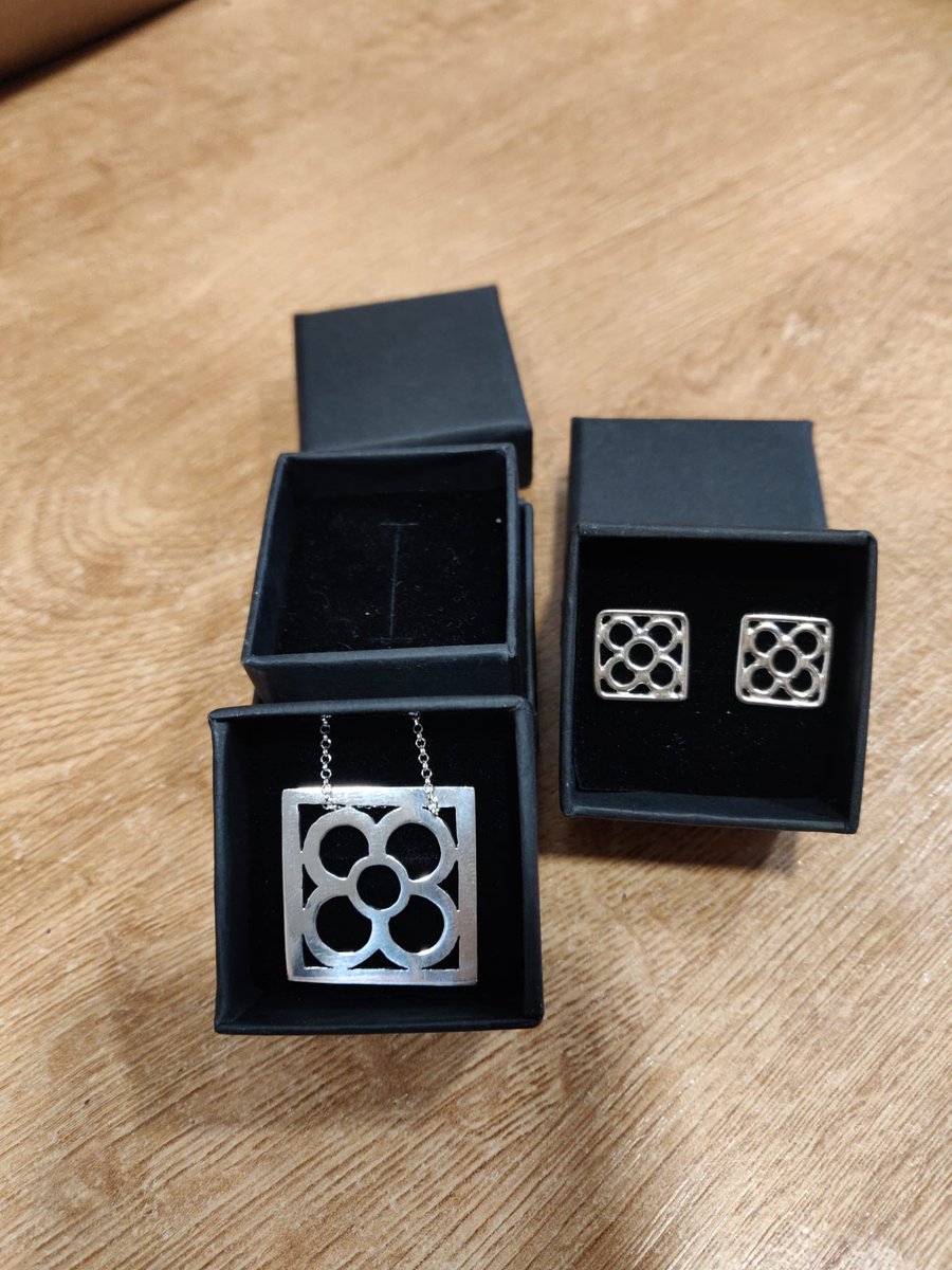 Bon dia!! Aquesta joia preciosa és l’últim que ha fer el meu nebot. Una persona molt especial (Síndrome d’Asperger)a la que estimo moltíssim. Si voleu podeu mirar el seu instagram i si us agrada alguna cosa demanar-ho. Ho farà amb molta il.lusió : jdejoyas_jm