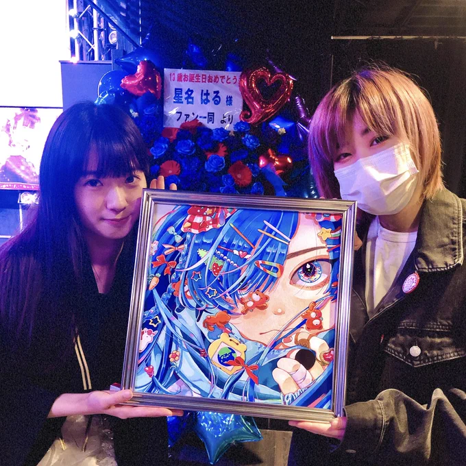 以前CDジャケットを担当させていただいた #アイロボ のライブに行ってきました??
アイロボと私を引き合わせてくれた星名はるさんの生誕祭だったので、ささやかながらイラストをプレゼントしたらすごく喜んでくださってこちらが感動…?アイドルって全瞬間可愛くてすごい。人そのものが作品だった 
