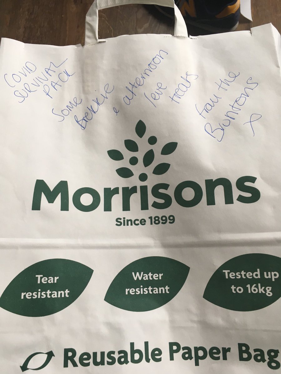 bondini123's tweet photo. Thank you for our Covid parcel ⁦@BruntonJackie⁩ ⁦@DavidBrunton⁩ #amazingneighbours 🥐🍊🍿🍺🥂🍫 https://t.co/j8mVEvYkVE