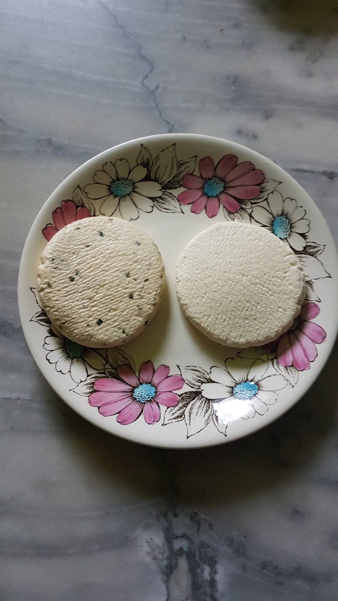 SofyeLafee's tweet photo. Mes premiers fromages au lait de vache maison 🐄
Nature et Ail/Ciboulette
#fromage #cheese #fromagelaitvache
#cowmilkcheese #fromagemaison #homemadecheese #cuisine #cooked #cheesefrance #france #paris https://t.co/HaehSATeIm