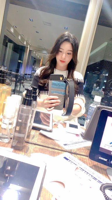 顔周りの毛を短くして、レイヤーカットで動きのある髪型にしてみたよ✂️😀 https://t.co/KtZI5hv8To