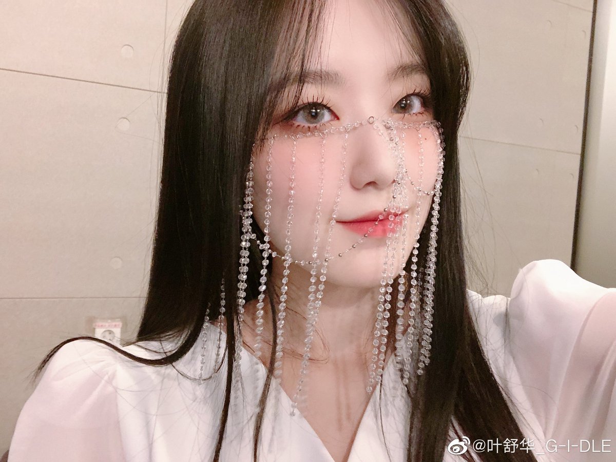 ChuForSHUHUA's tweet photo. #슈화 #SHUHUA 
Shuhua's weibo updated today.

我最喜歡的造型 🧚🏻‍♀️
約定好的自拍端上來啦
好冷啊~~~❄️ ​​​
______

My favorite modelling🧚🏻‍♀️
Here is the agreed sselfies
So cold~~~❄️ https://t.co/qn18fFUGTK