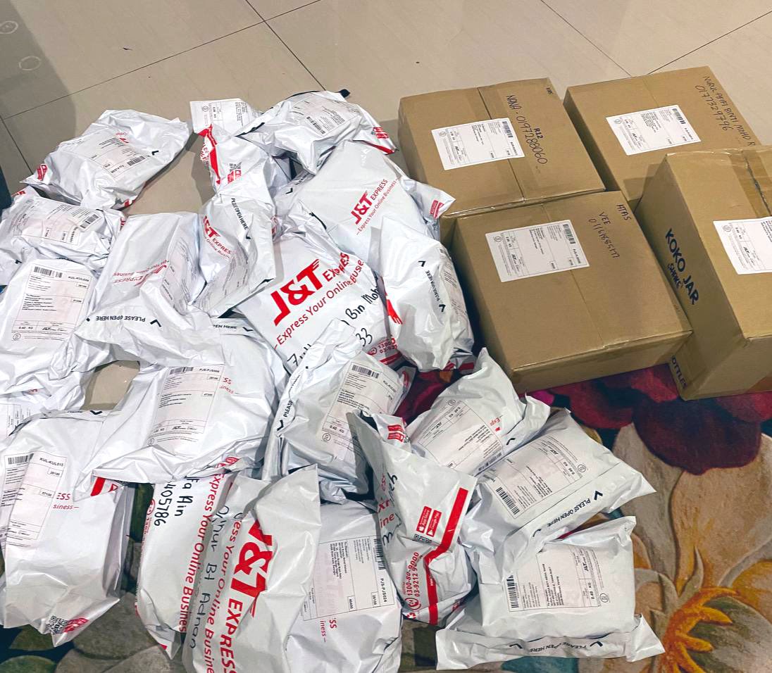 parajamaludin's tweet image. #SambalHitamMokTeh awak-awak semua dah siap packing ya. Tunggu nak pos je. Esok kita update tracking no. Siapa nak join next postage, ayuh! 

RM 15 per bottle exc postage.
Basah/kering 

#sambalhitampahang #SHMT