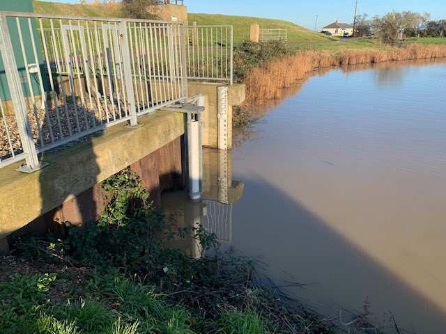 DeTom48's tweet photo. Our #NorthfleetFieldTeam are out fuelling #Pumps and checking river levels at #FleetStream on the #IsleofGrain @EnvAgencySE https://t.co/VsdR10Uf4g