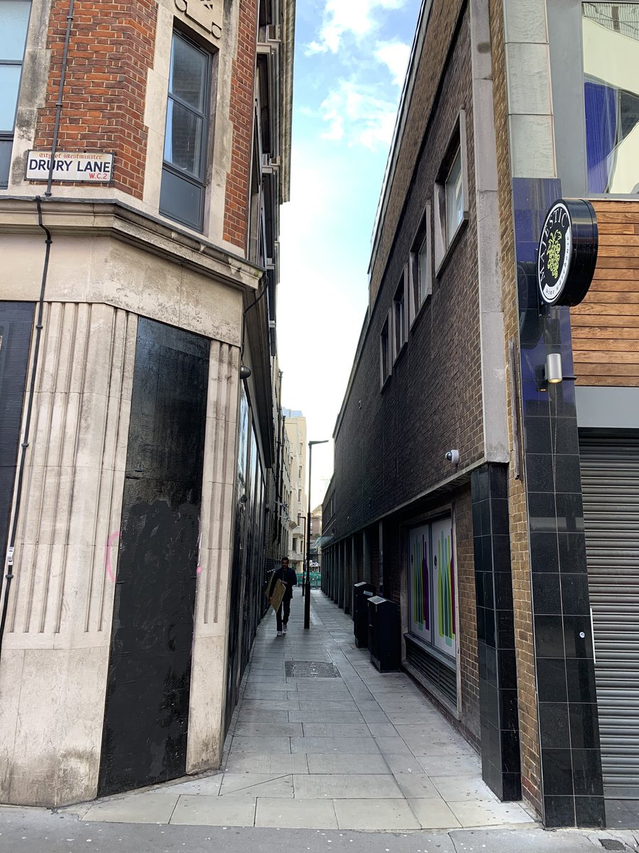 Here, where Shelton Street joins Drury Lane is where the Bloomsbury Ditch was joined by the  #CockAndPye Ditch. Ahead, in the 17th century, lay the Marshland, which in the second half of the 17th century became Cock & Pye Fields, & then in turn the slums of 7 Dials