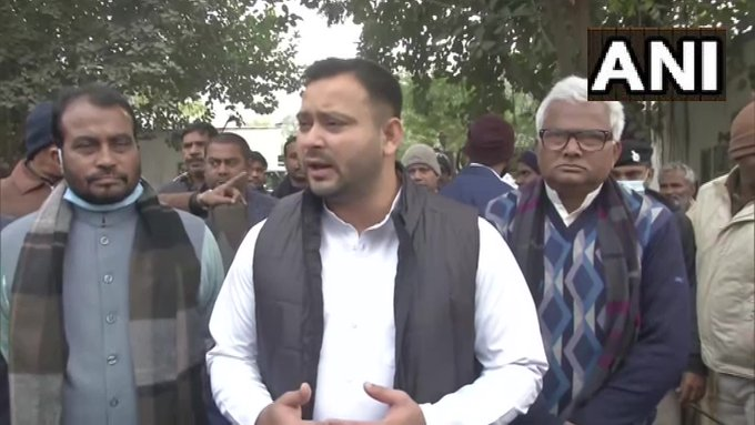 BiharAhead's tweet photo. बिहार: राजद नेता तेजस्वी यादव ने इंडिगो एयरलाइंस के स्टेशन मैनेजर रूपेश सिंह की हत्या के बाद उनके परिजनों से छपरा में मुलाकात की।

उन्होंने कहा,"हमने पहले दिन से ही कहा है कि बिहार में जिस प्रकार से अपराध बढ़ रहा है, लग रहा है कि सरकार अपराधियों को संरक्षण देने का काम कर रही है।" https://t.co/56Uul5tg23
