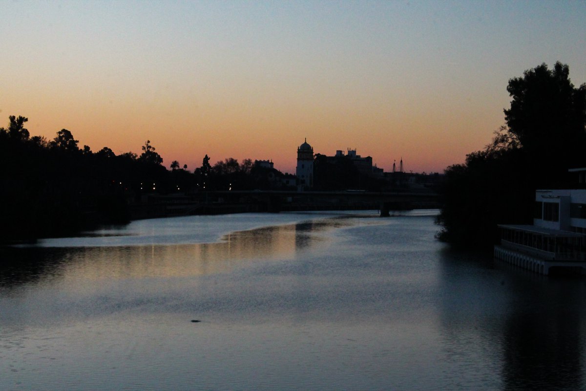 chiniigprat's tweet photo. Sevilla amaneciendo :) https://t.co/ifuIRn4QxP