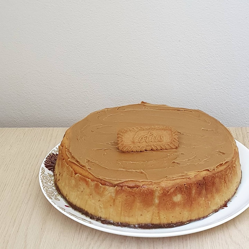 Baked cookie butter cheesecake with biscoff cookie base and extra cookie butter spread on top. Kind of just winged it, not bad.. instagr.am/p/CKJNncWDQjX/