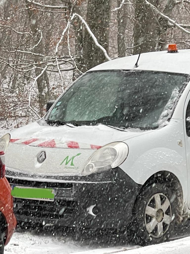 TomDrach's tweet photo. Cher @PatriceBessac,
Des véhicules de la ville de @montreuil qui servent à des opérations de #harcèlement et de #sabotage de chasses à courre légales, les weeks-ends en forêt de #Compiègne, dans l’#Oise, c’est normal?
Je demande. https://t.co/se5T4QBnC8