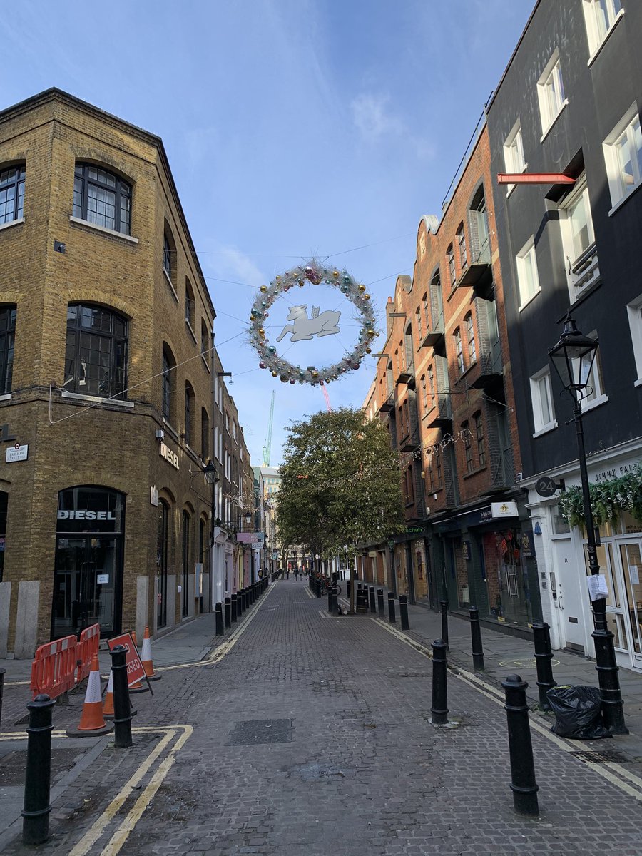 Neal Street runs over the eastern edge of the rectangle that was the  #CockAndPye Fields, & was moated on all 4 sides by the Ditch. Sir Thomas Neale, the Stuart MP who developed the area as 7 Dials, was a man of ferocious energy: Master of the Mint, gambler, entrepreneur...