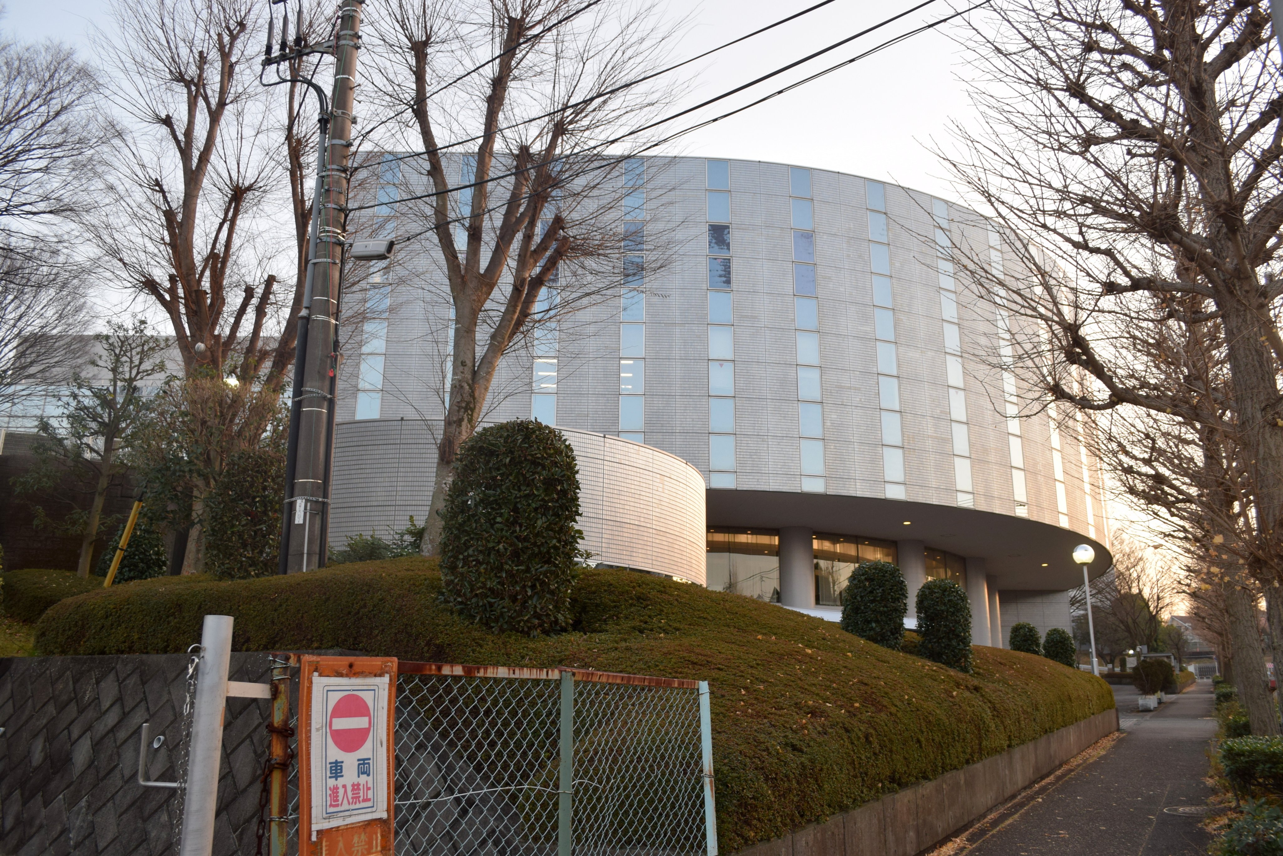 丸窓電車 巨人寮の隣にある日本テレビ生田スタジオ 日テレ制作のドラマはだいたいここで撮影してるようですね T Co Uztmopenns Twitter