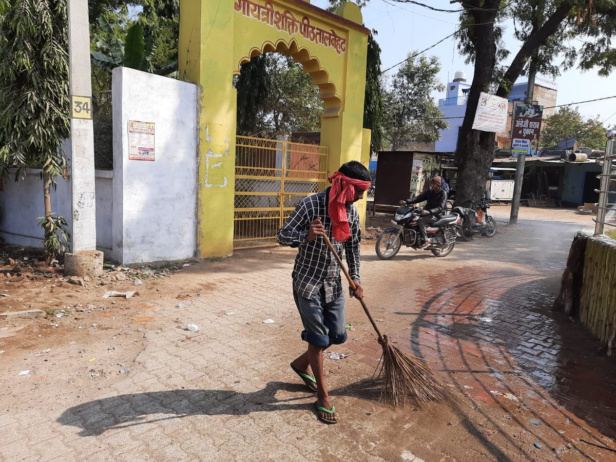 npptalbehat's tweet photo. नगर में लगे फव्वारों की सफाई एवं धुलाई कार्य....
@nagarvikasup
@MuktaSonitbt @SwachSurvekshan @GopalJi_Tandon
@myogiadityanath
@DMLalitpur
#ULB_Code_801034
#SwachhSurvekshan2021
#nagarpanchayattalbehat
#SwachhBharatMissionUrban
#SwachhBharatMission
#ss2021 https://t.co/o1m9o3ku1H