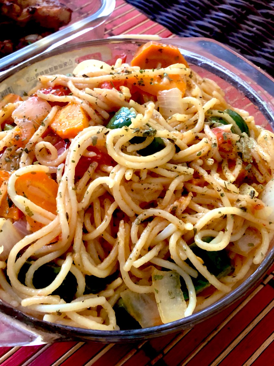 MoeChanda's tweet photo. Lunch is ready ... get your spaghetti and chicken breast๐ oh and a bit of some red to sip it down๐
#StayHome #StaySafe #MoeCooks https://t.co/rXlronDGOl