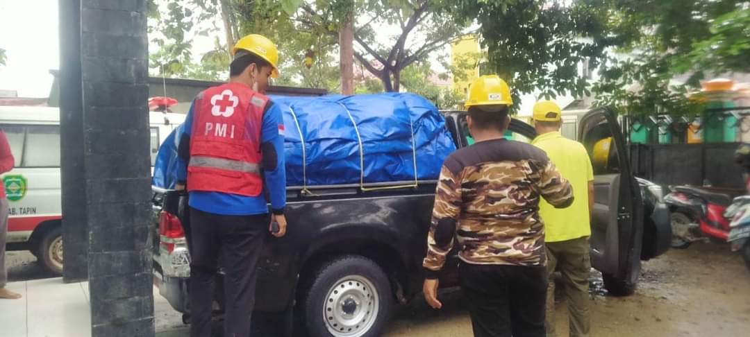 pbpmicovid19's tweet photo. #Indonesian #redcross Tapin District sent clothing, ready-to-eat food, food items and other logistic for flood-affected residents in neighboring districts, Hulu Sungai Tengah (HST) South Kalimantan. 
Cc @ifrc @IFRCAsiaPacific @Necephor @RedCrossAU @BritishRedCross @jenelle_eli https://t.co/UfqjiPHIQP