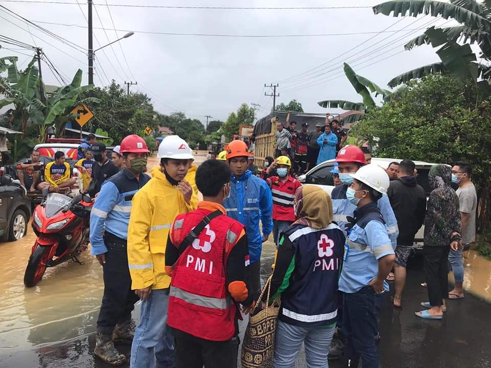 pbpmicovid19's tweet photo. #Indonesian #redcross Tapin District sent clothing, ready-to-eat food, food items and other logistic for flood-affected residents in neighboring districts, Hulu Sungai Tengah (HST) South Kalimantan. 
Cc @ifrc @IFRCAsiaPacific @Necephor @RedCrossAU @BritishRedCross @jenelle_eli https://t.co/UfqjiPHIQP